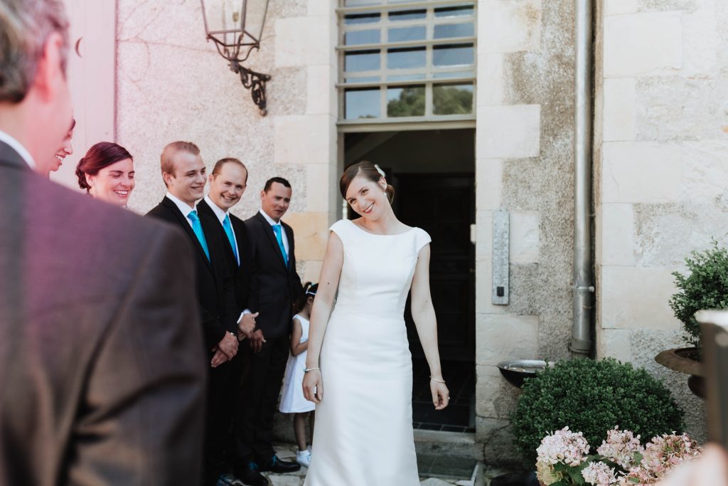 La mariée sortant du château, ses invités la regardant passer