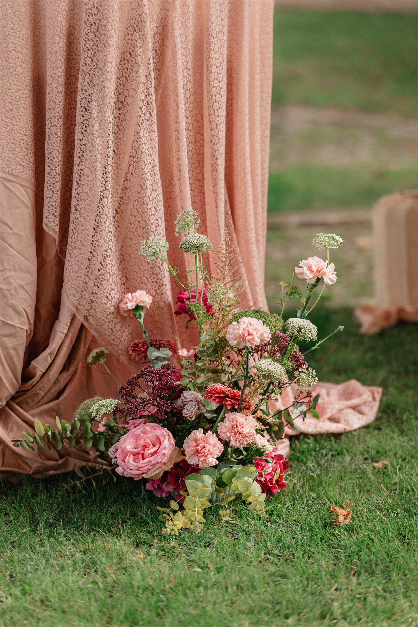 Composition florale et drapé rose poudré