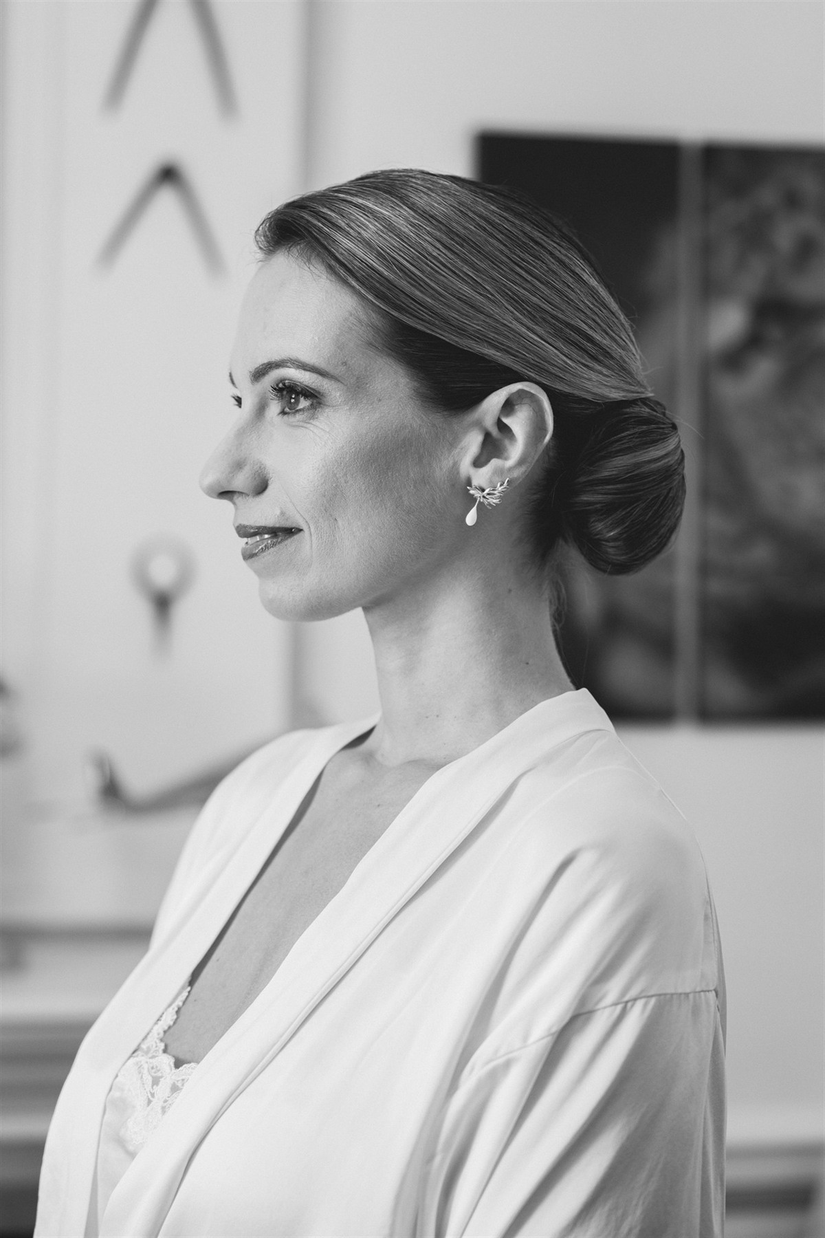 Portrait de la mariée de profil au Château Le Sallay, noir et blanc