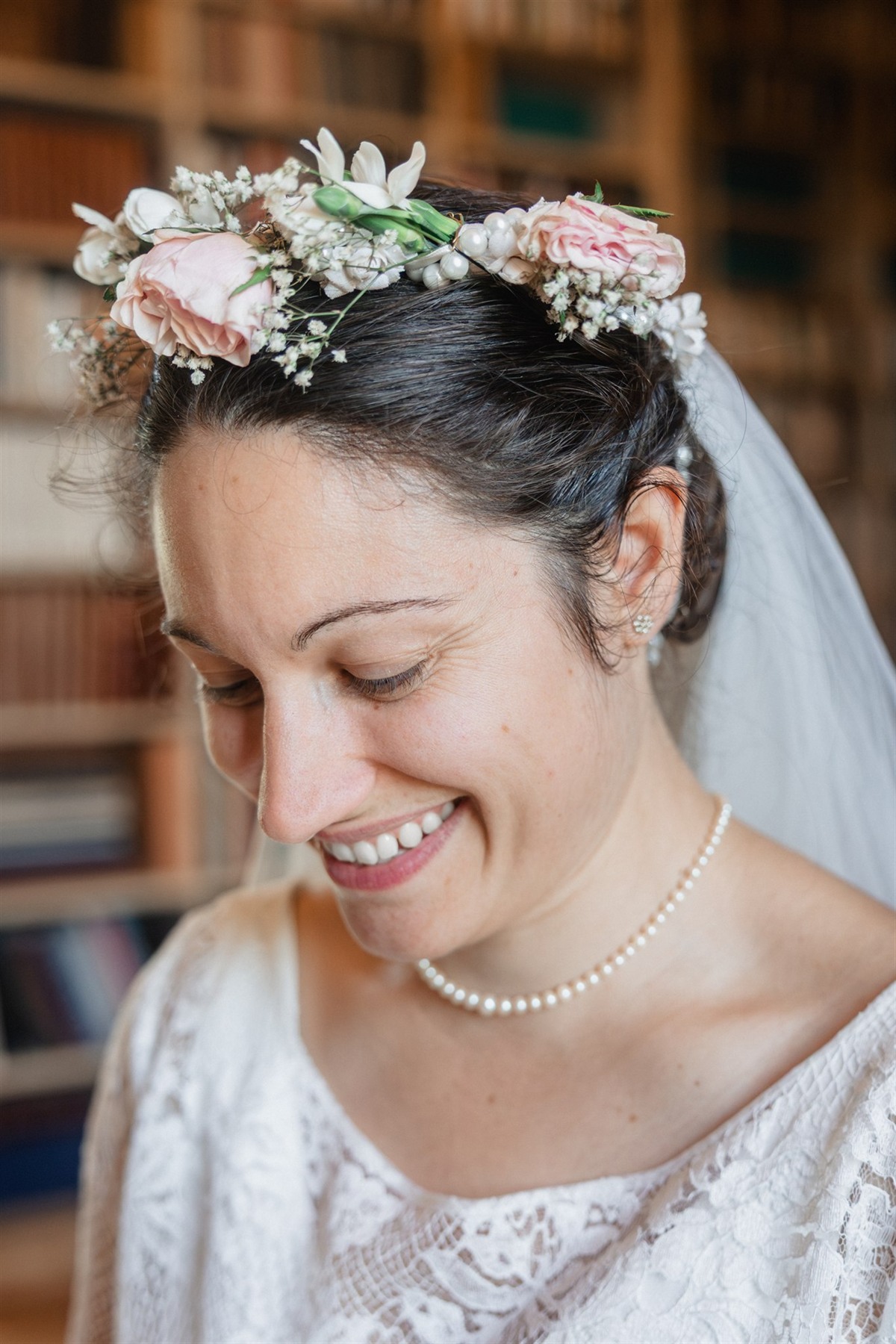 Mariée à la couronne de fleurs et au voile de dentelle au Château des Bordes