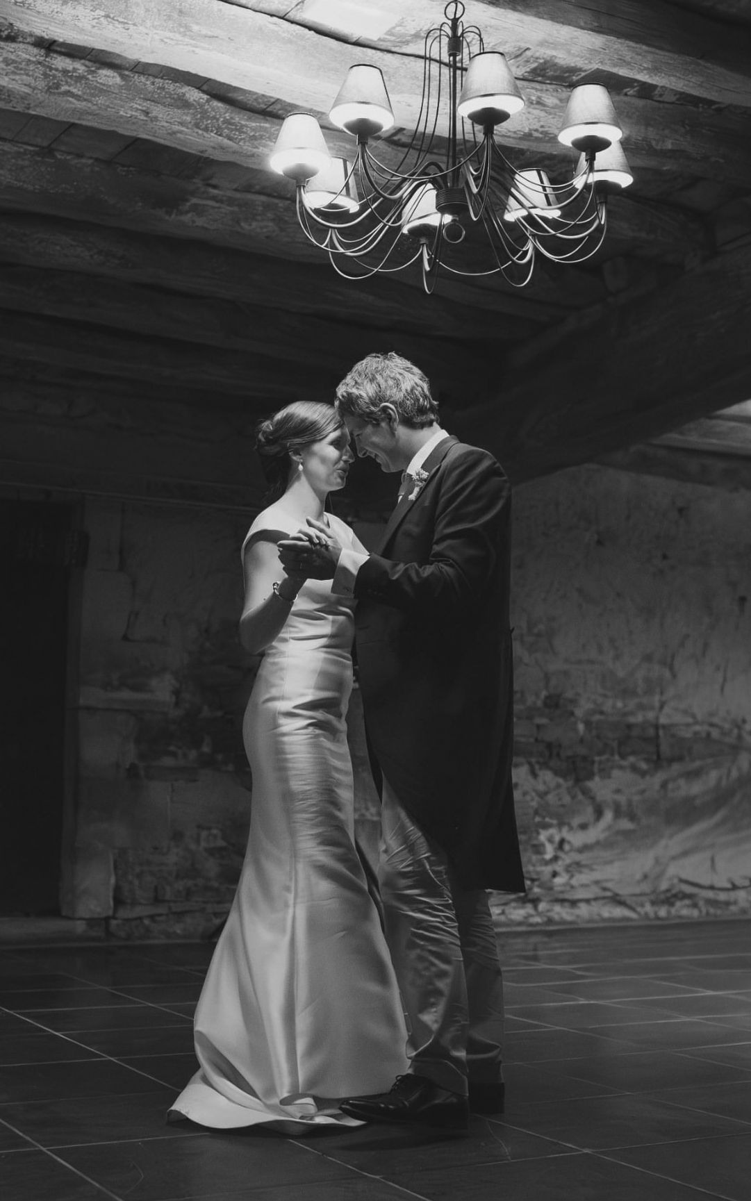 Les mariés dansant sous un lustre, noir et blanc