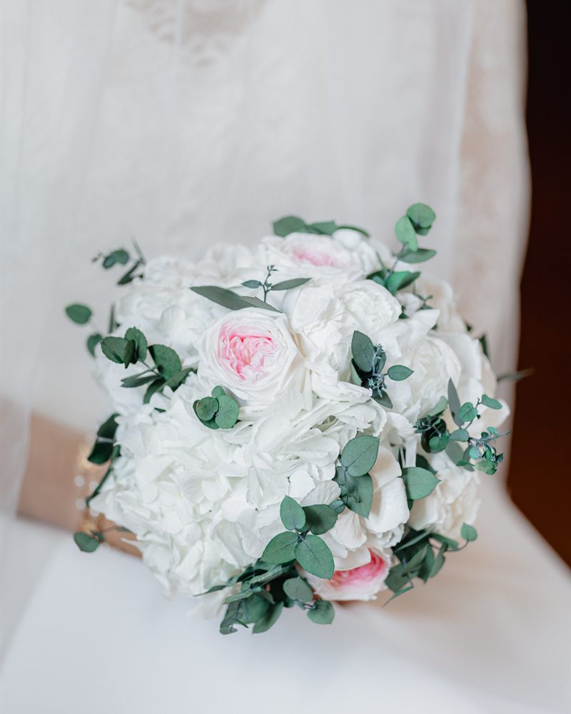 Bouquet de mariée aux roses pâles et eucalyptus, Ateliers Ouchamp