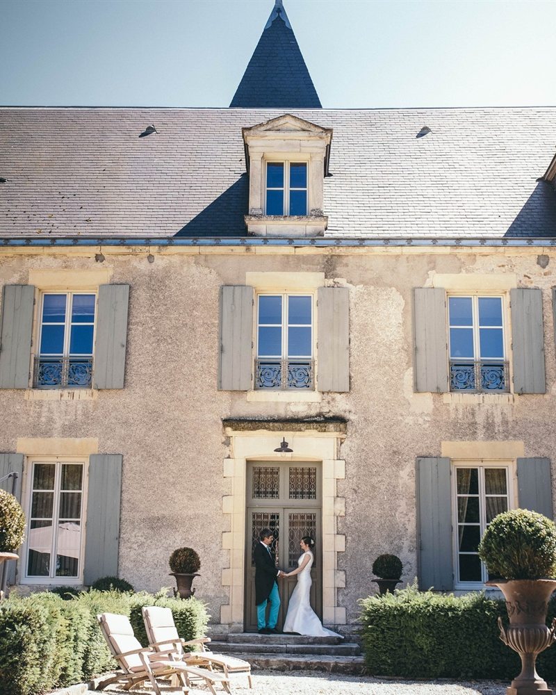 Les mariés devant la façade du Château de Planchevienne, à Magny-Cours