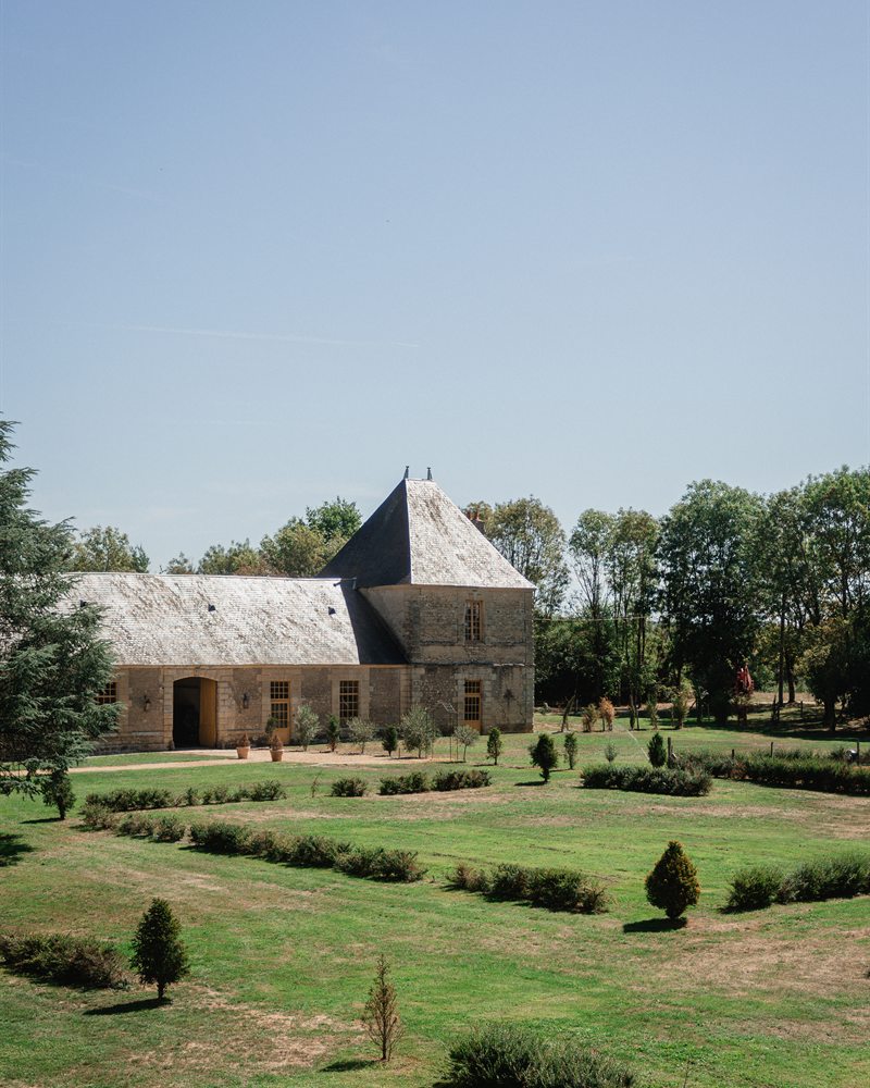 Le parc et les dépendances du Château des Bordes, lieu de réception de mariage dans la Nièvre