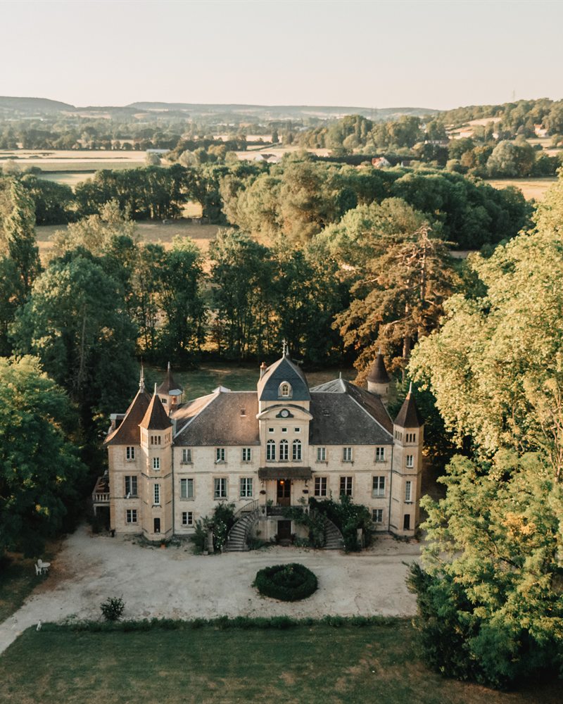 Vue aérienne du Château du Four de Vaux, lieu de réception de mariage à Varennes-Vauzelles