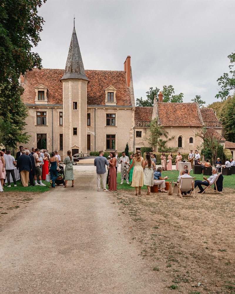 Vin d’honneur devant la façade du Château Le Sallay, lieu de mariage dans la Nièvre