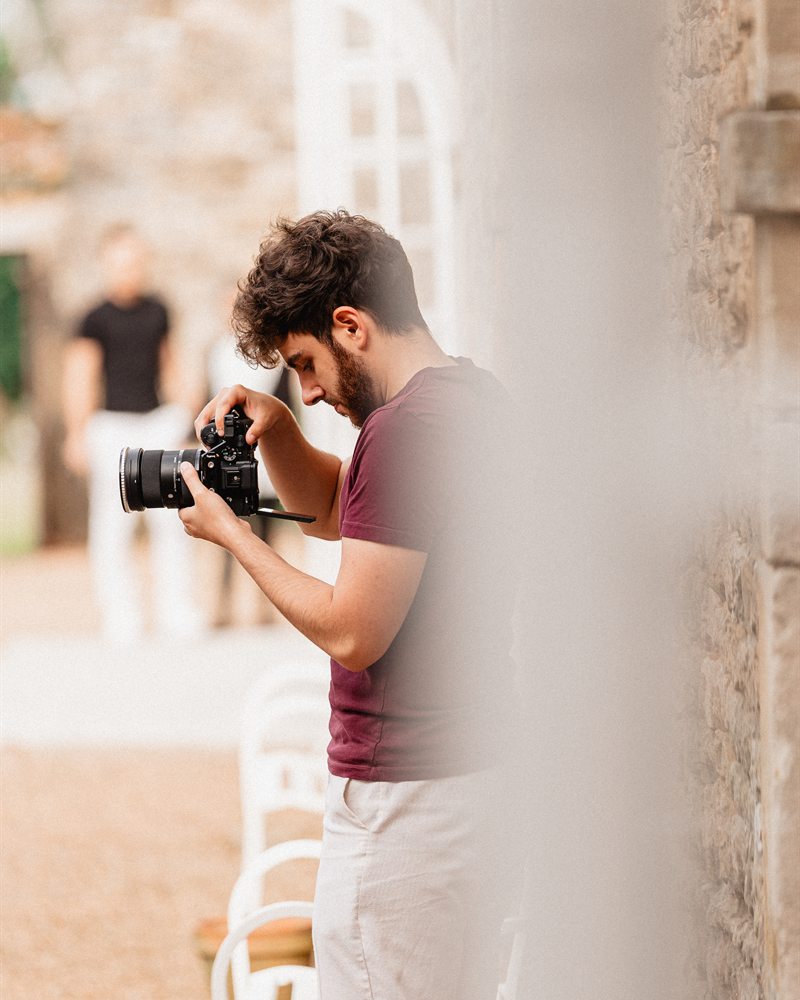 Clément Millot, vidéaste, en plein tournage pendant un mariage