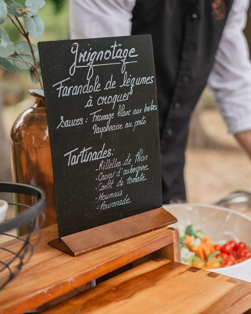 Ardoise du menu et buffet d’un vin d’honneur de mariage, par Elan Traiteur