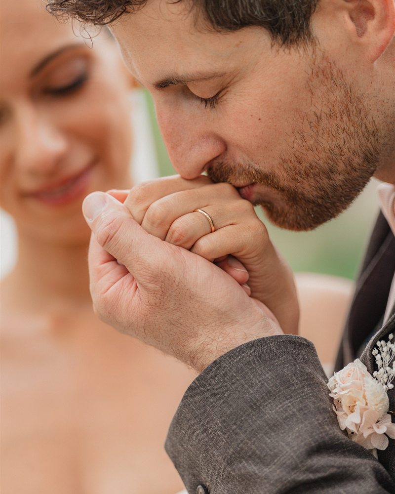 Baiser sur la main de la mariée, alliance Gemmyo