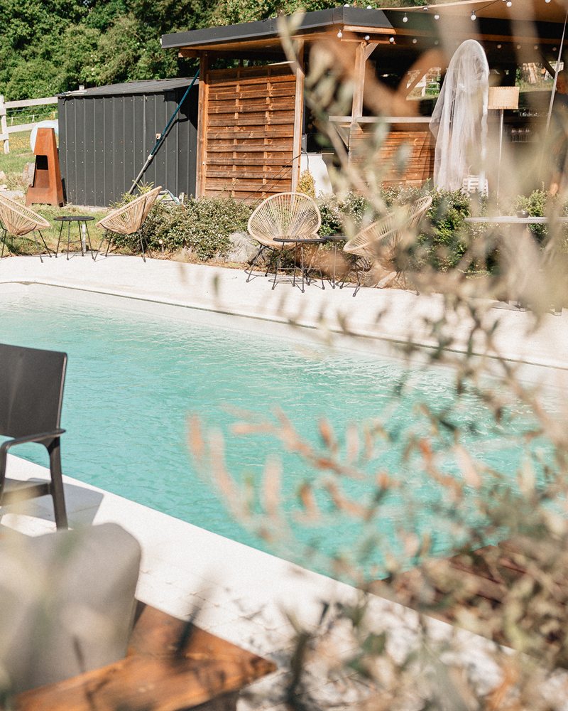 Terrasse et piscine de La Fontaine Cavalier à Urzy, lieu de réception de mariage dans la Nièvre