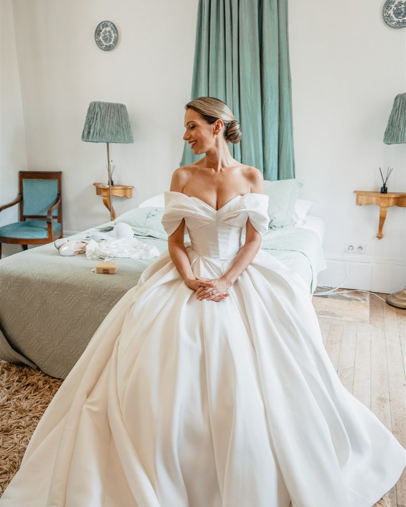 Mariée assise en robe de bal, robe de La Mariée Capricieuse