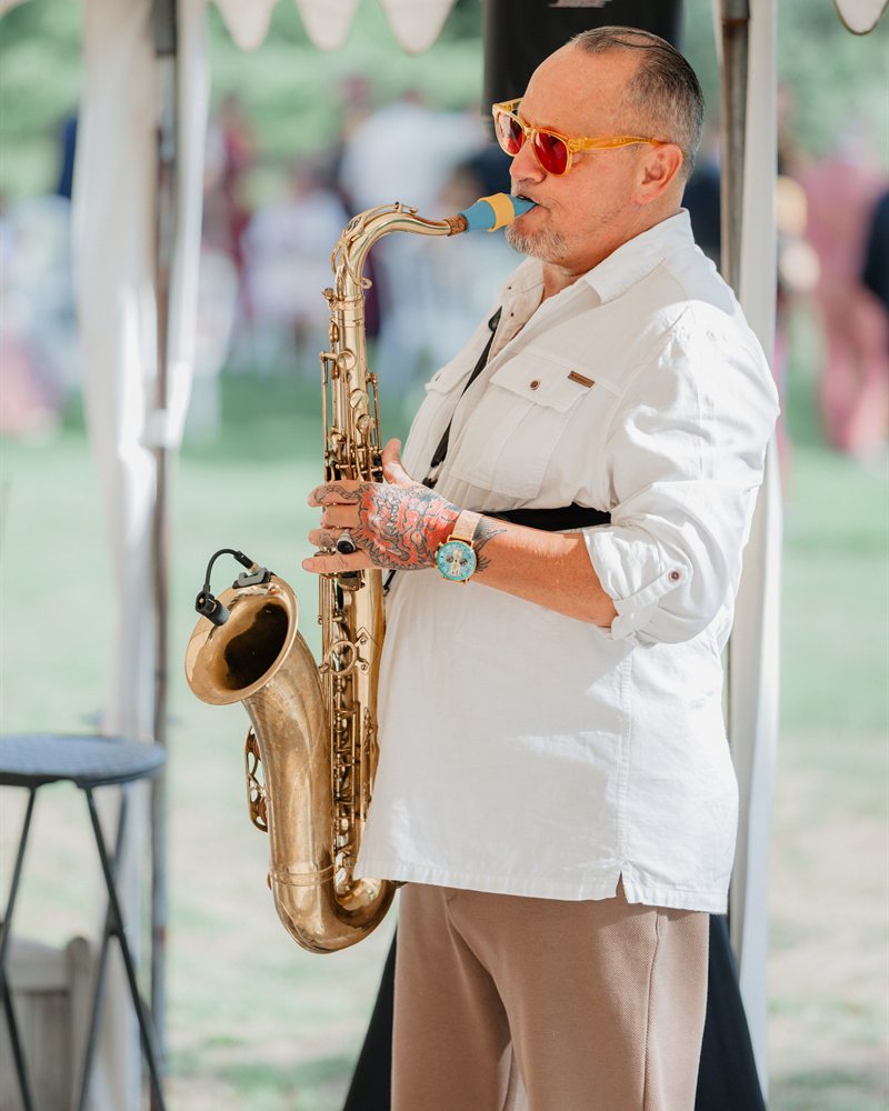 Saxophoniste jouant pendant le vin d’honneur d’un mariage