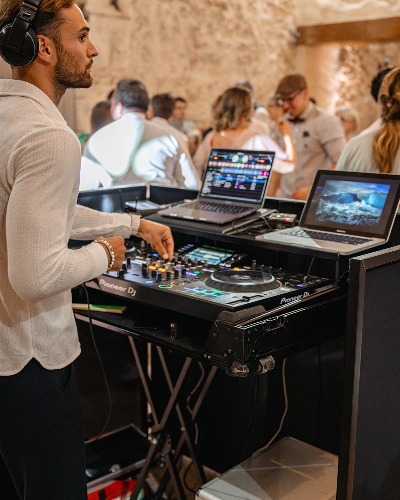DJ aux platines pendant la soirée dansante d’un mariage