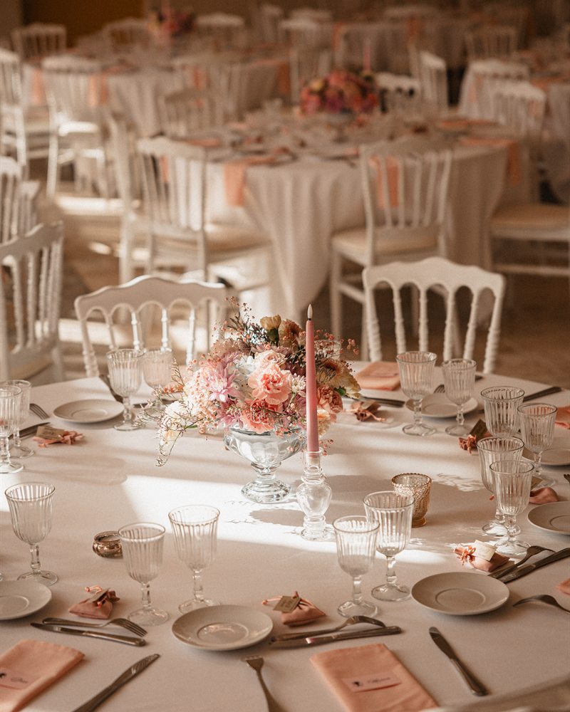 Table de réception de mariage dressée aux fleurs et aux bougies, mise en scène Luna Calypso