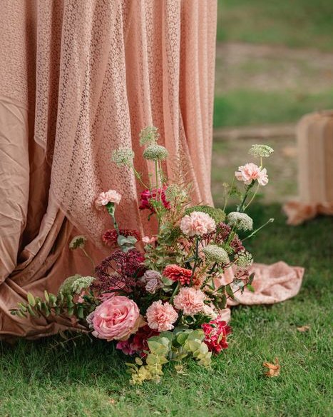 Composition florale rose et drapé pour un mariage, réalisée par Maison Fabre, fleuriste à Nevers