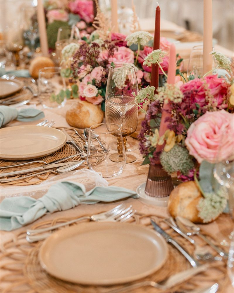 Table de réception de mariage fleurie aux bougies, scénographie Noces