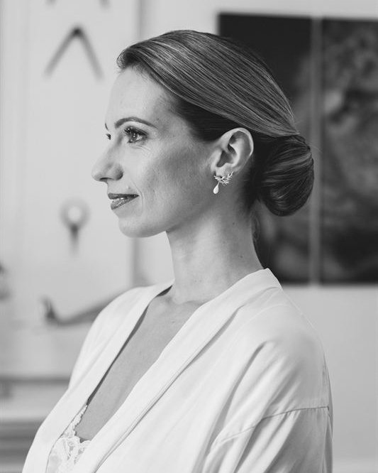 Portrait de la mariée coiffée d’un chignon, noir et blanc, coiffure Salon Magnolia