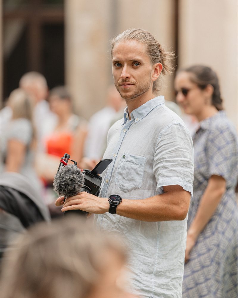 Adrien Jolly, vidéaste de mariage, caméra à la main pendant une cérémonie