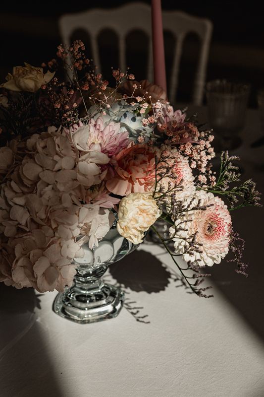 Bouquet de mariage posé dans une lumière rasante
