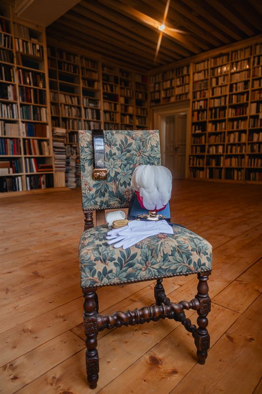 Uniforme et képi posés sur un fauteuil ancien, préparatifs du marié