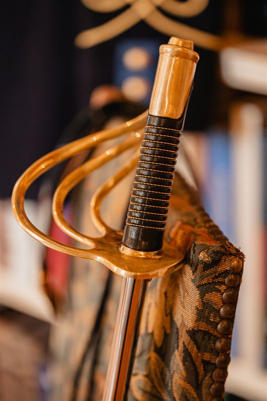 Sabre de cérémonie posé dans la bibliothèque du château