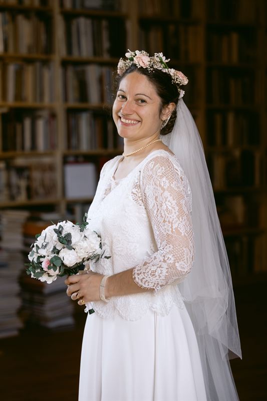 Portrait de la mariée dans la bibliothèque, robe de dentelle